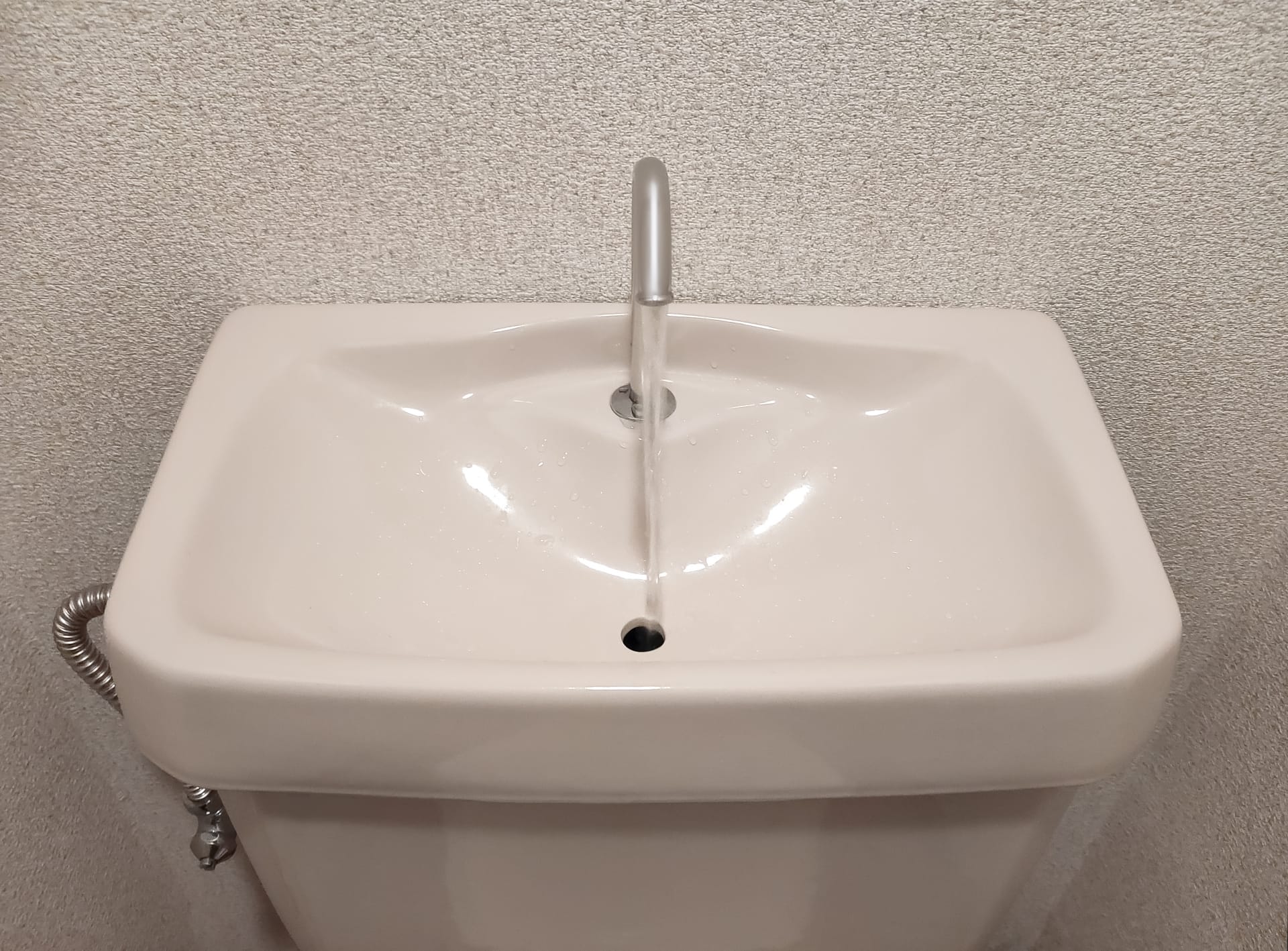 トイレの水が止まらない原因はタンク内部品の不具合!直し方を解説