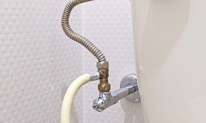 止水栓を操作するときの注意点