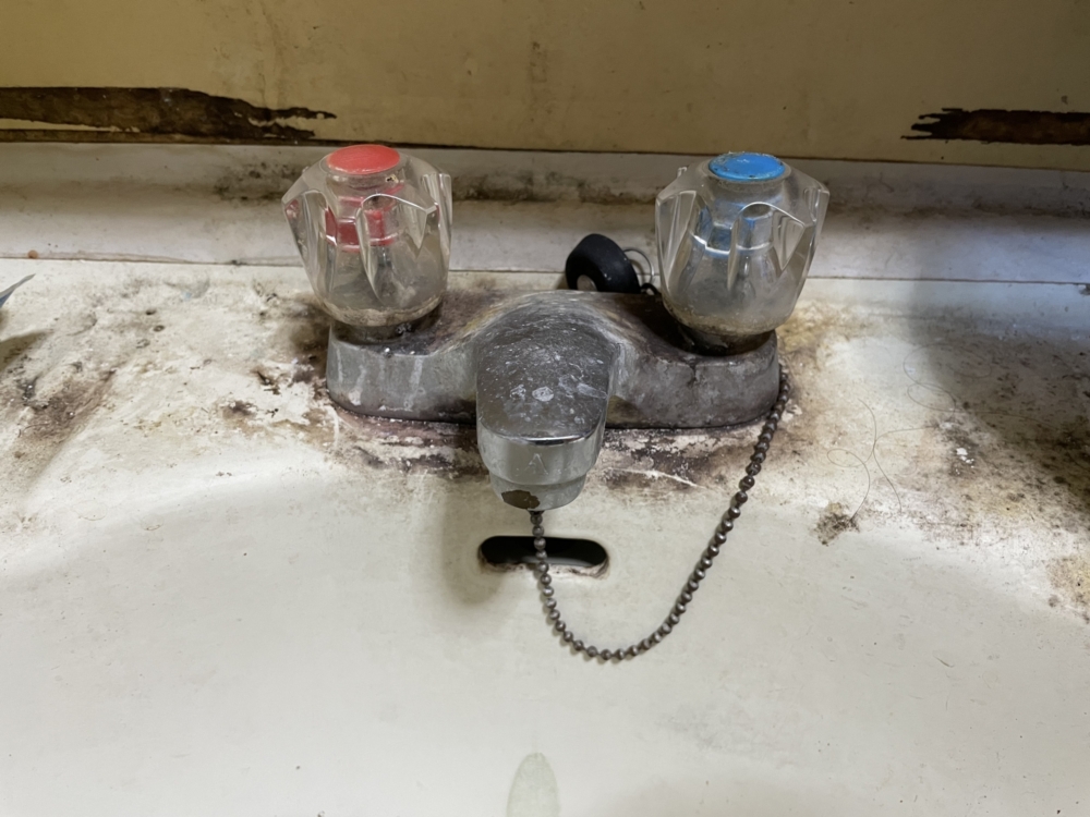 落ちにくい・変色した水垢の対処法