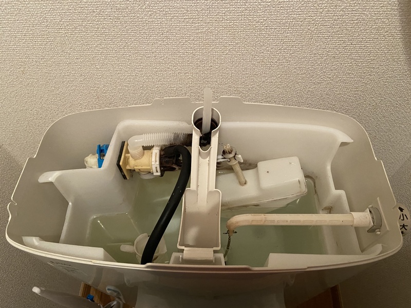 トイレタンクのフタを開ける掃除のやり方