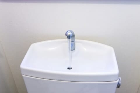 トイレの手洗い管の水が止まらない原因と対処法！放置したときの水道代