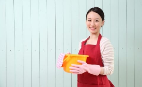 尿石のトイレ掃除を行う女性