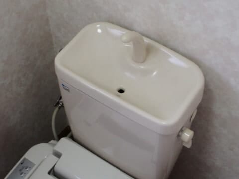 トイレタンクの水漏れは放置は厳禁！リスク・水道代・対処法を解説
