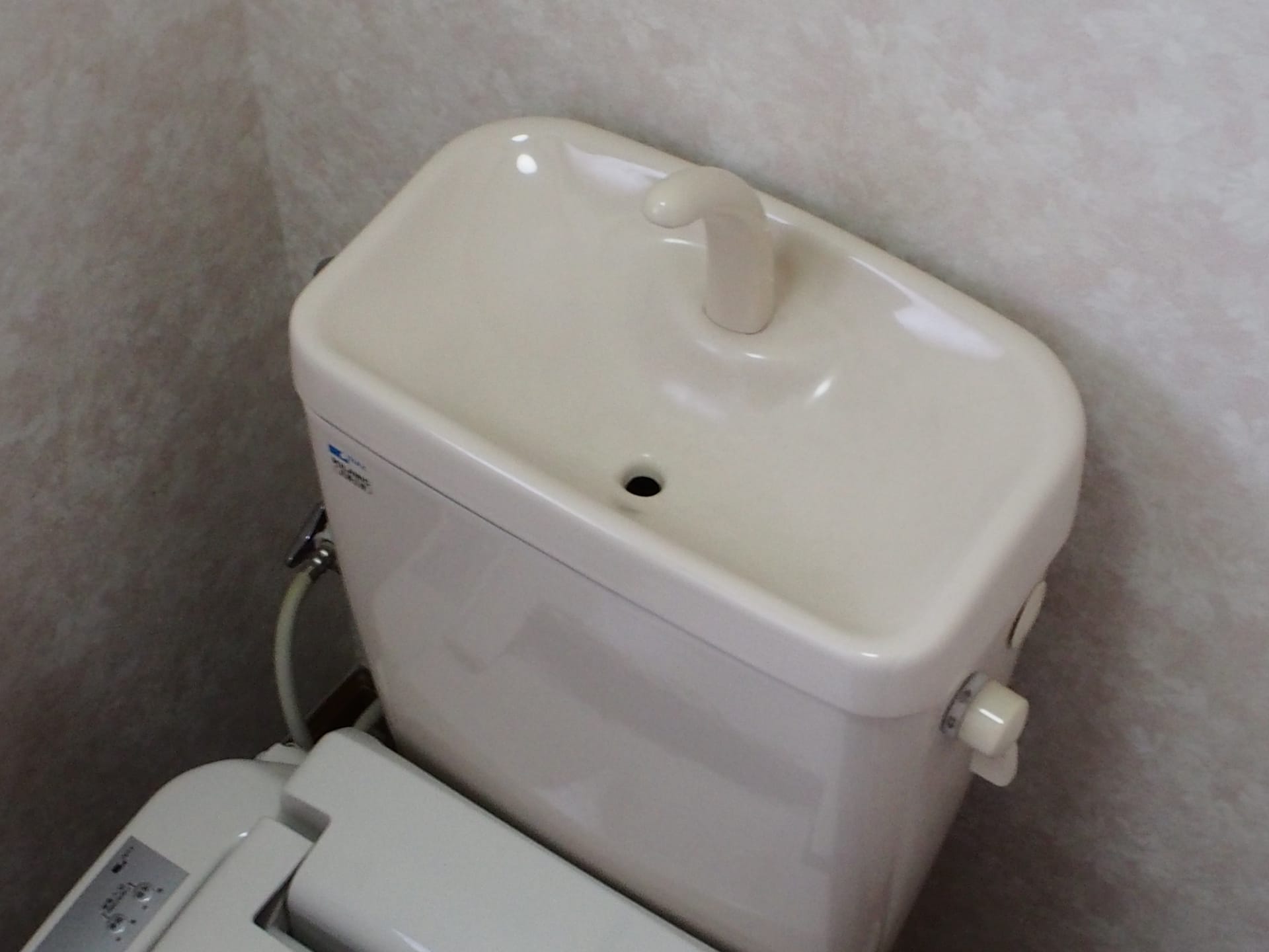 トイレタンクの水漏れは放置は厳禁!リスク・水道代・対処法を解説