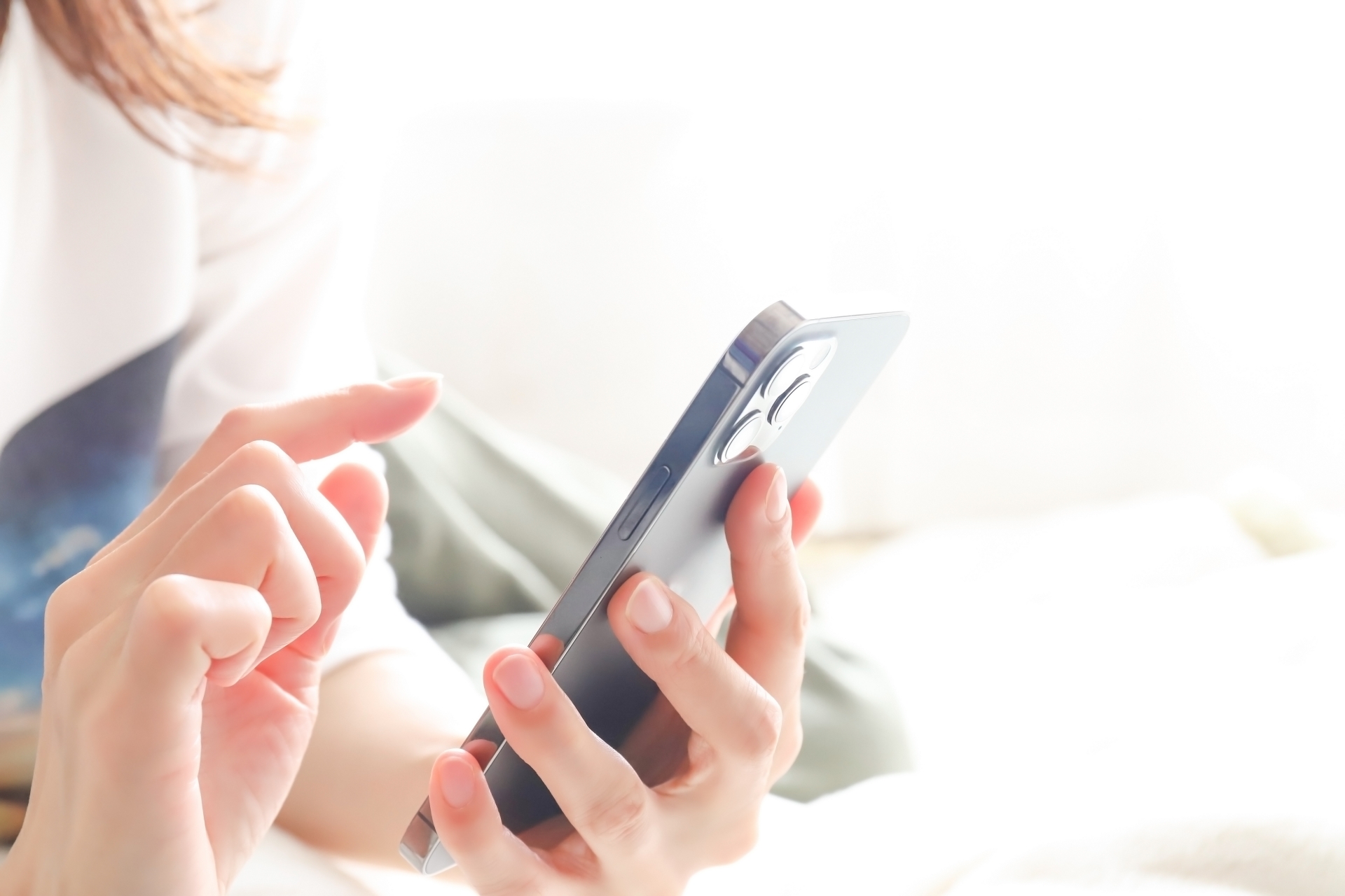 賃貸物件のキッチン排水溝の流れが悪いときは業者に相談する女性