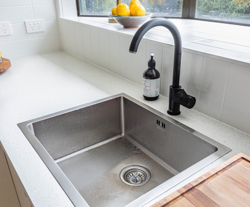 キッチン排水溝とレモン(クエン酸)のイメージ