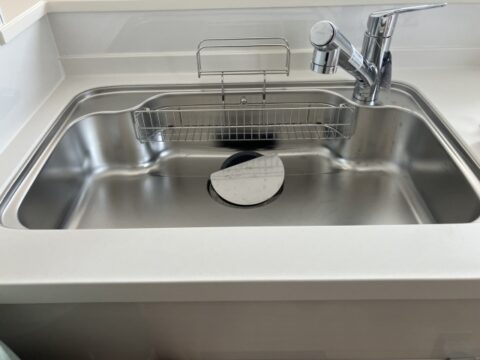 横穴になっているキッチンの排水溝の掃除方法は?構造やコツを紹介