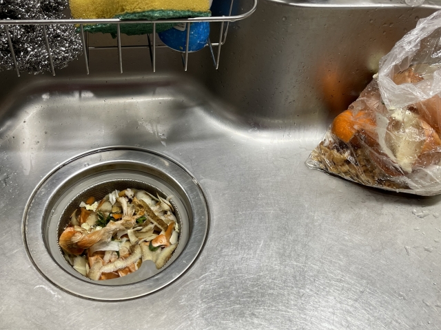 キッチン排水溝にヘドロが発生する原因