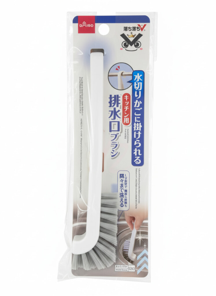水切りカゴにかけあれる排水口ブラシの写真