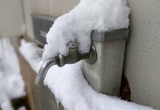 凍結しやすいときの外の蛇口や水道管
