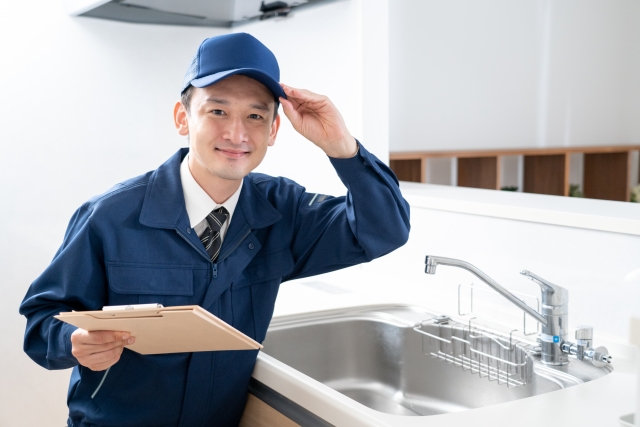 キッチンに立つ業者の人