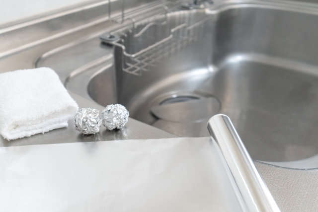 キッチンシンクとアルミホイル