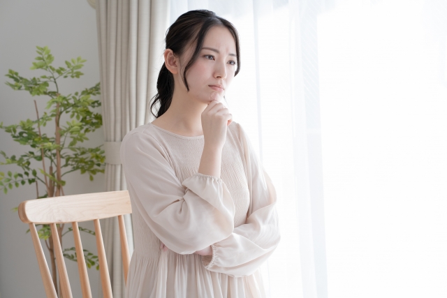 困った表情の女性