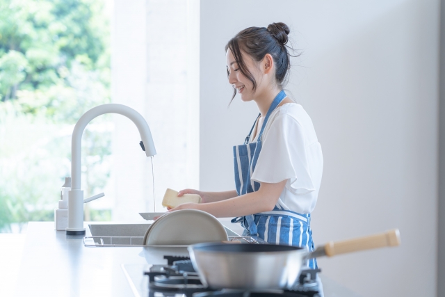 洗い物をする女性
