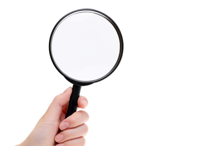 虫眼鏡を持つ手