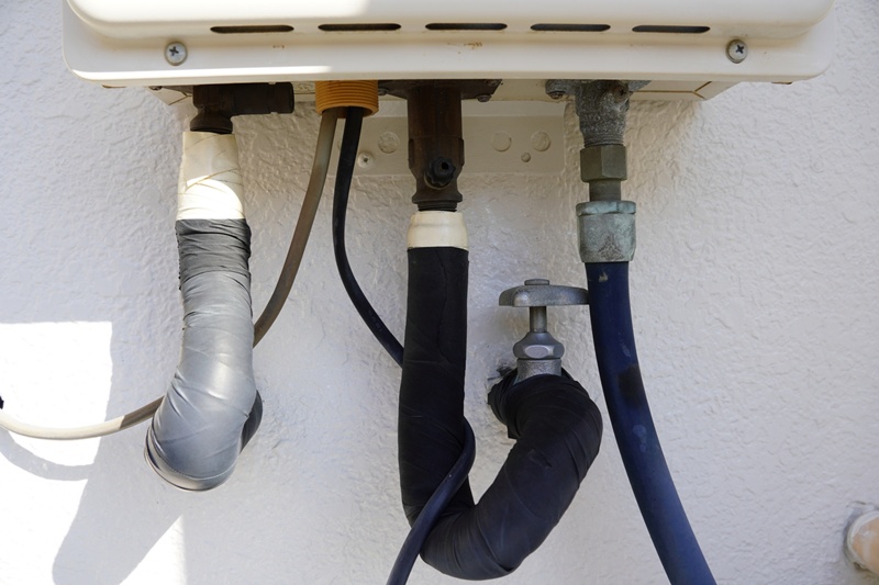 給湯器の配管に凍結防止カバー(保温材)を巻く