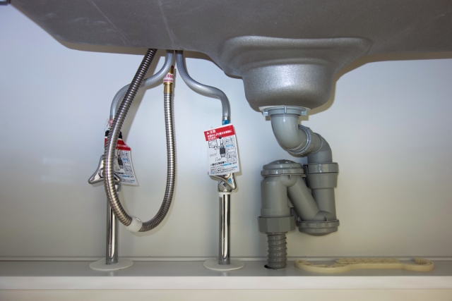 キッチンの床の水漏れをシンク下からチェック