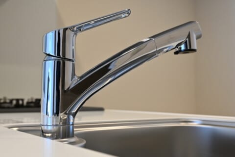 キッチンのシャワーホースから水漏れ！？原因から対処法まで丸わかり