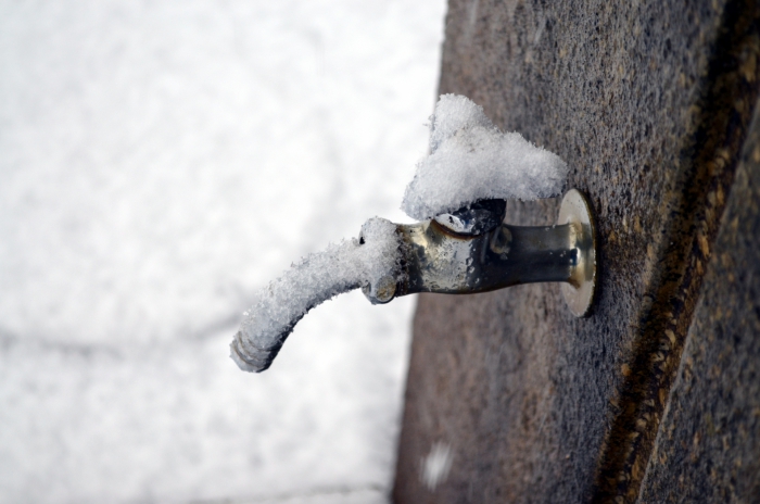 蛇口が凍結したときの4つの対処方法!水道管の破裂時の対応も紹介