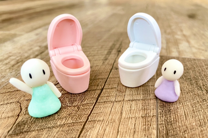 トイレのミニチュアと人形
