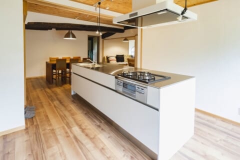 キッチンの蛇腹ホースが水漏れしたときの対処法4選！原因や予防法まで解説