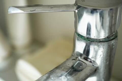蛇口の水垢や油汚れの落とし方