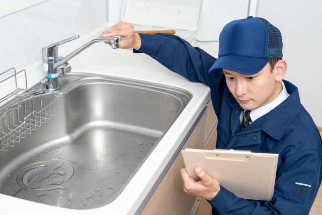 蛇口の水漏れを業者に依頼するかどうかの基準