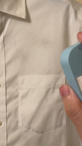 白いワイシャツに30回ほど吹きかけて使用しました、ミスト状の洗剤がすぐにシャツに浸透していきます。
