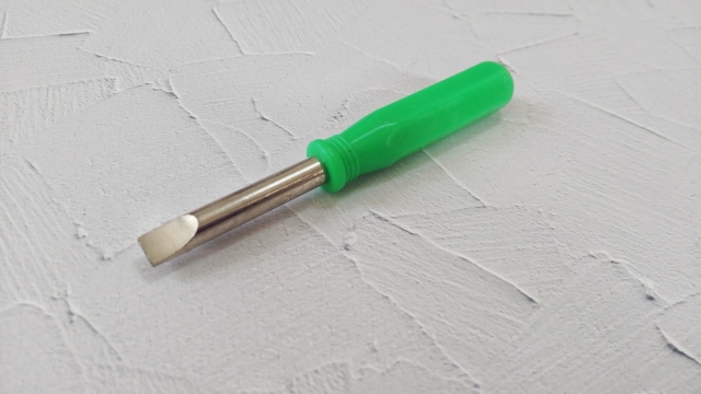 キッチンの止水栓をマイナスドライバーで閉める