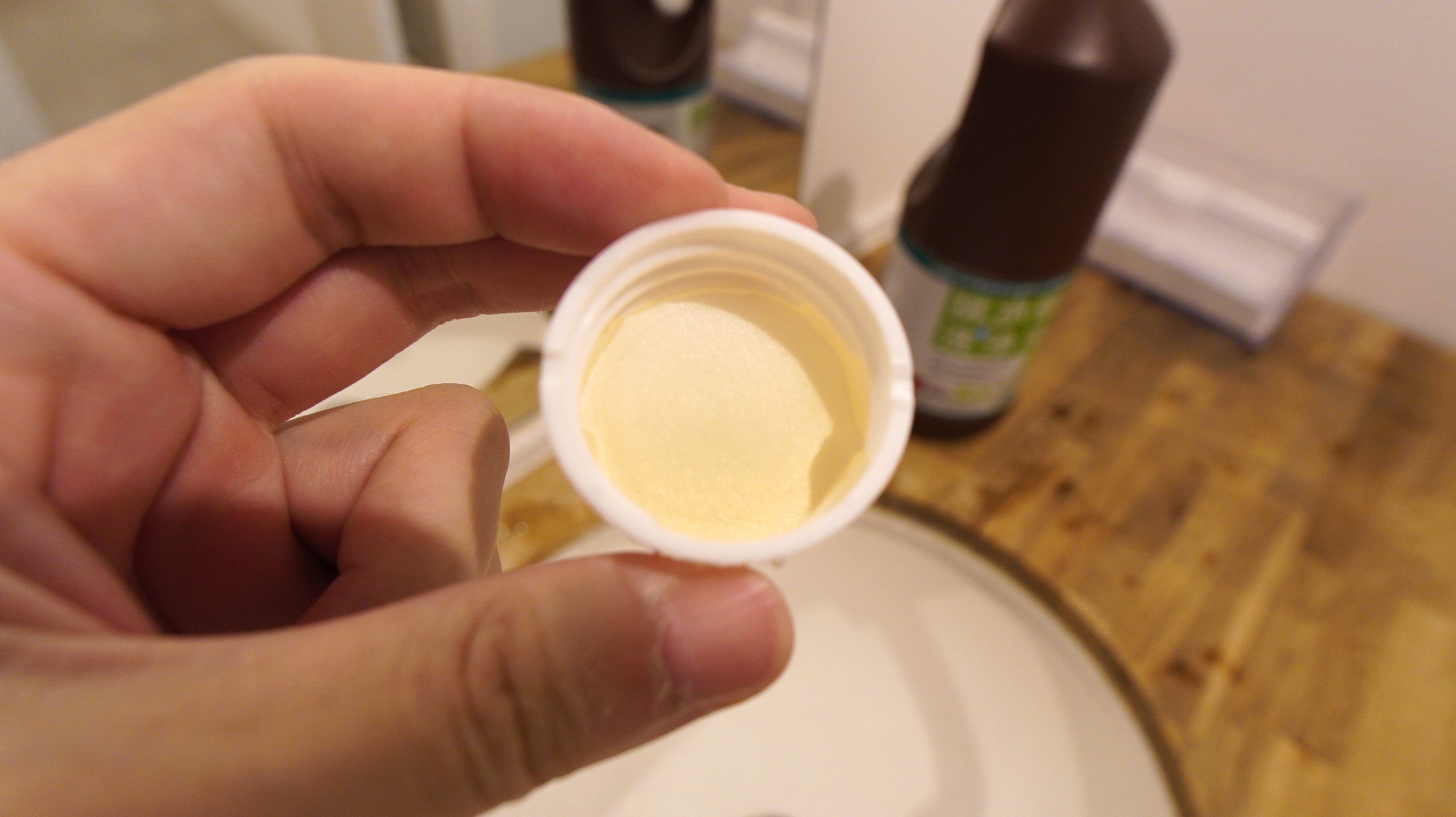 色は少し茶色がかっているようですが、ほとんど無臭でした。