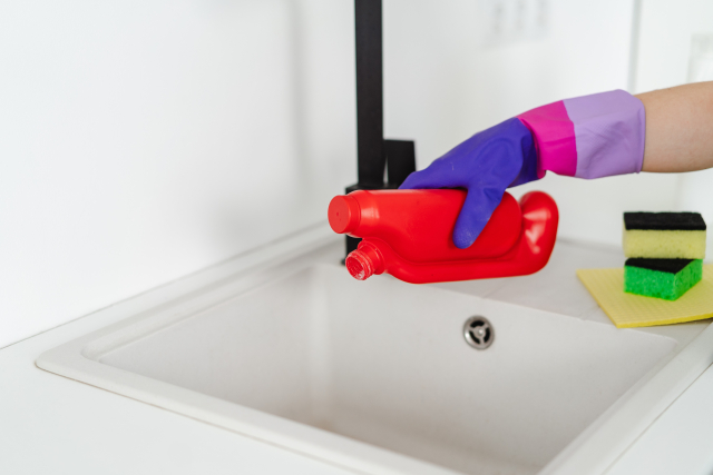 キッチンシンクにパイプユニッシュを流す手