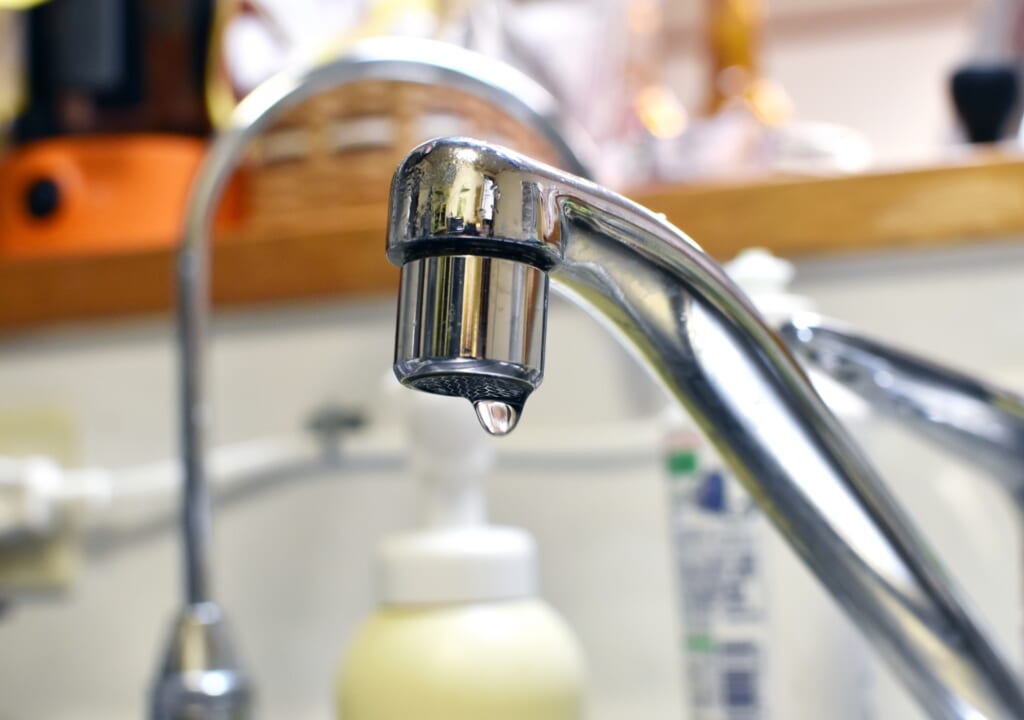 ポタポタ水漏れしている蛇口