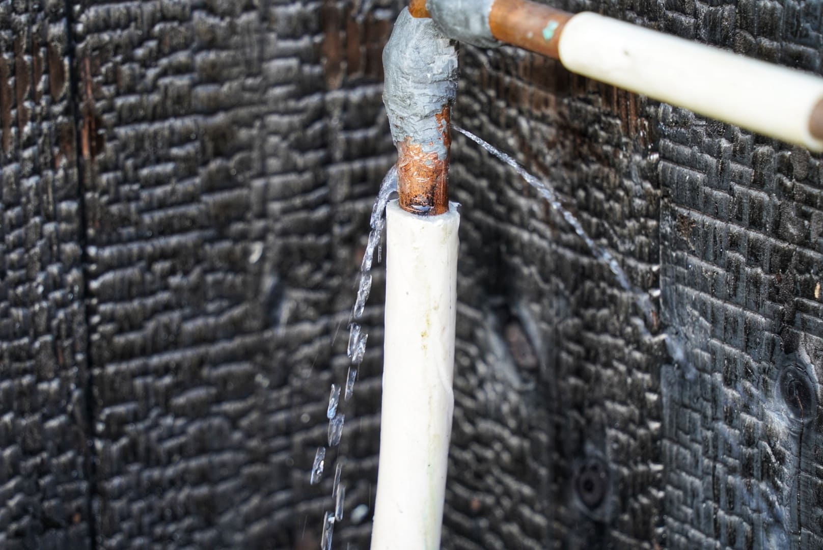 屋外配管の水漏れ・配管保温工事