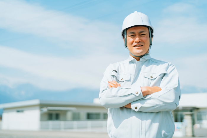 腕を組む水道修理業者