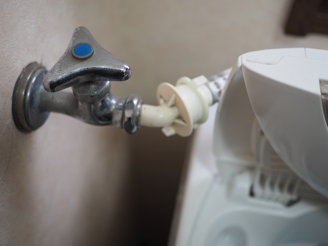 洗濯機の水漏れは蛇口のどこから？原因と場所を特定しよう