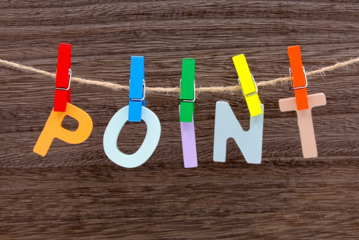 吊るされたPOINTの文字ブロック