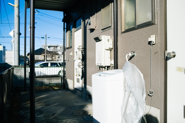 外にある洗濯機