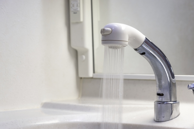 洗面台蛇口のシャワーヘッドを交換する方法