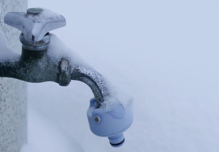 凍結している水道管