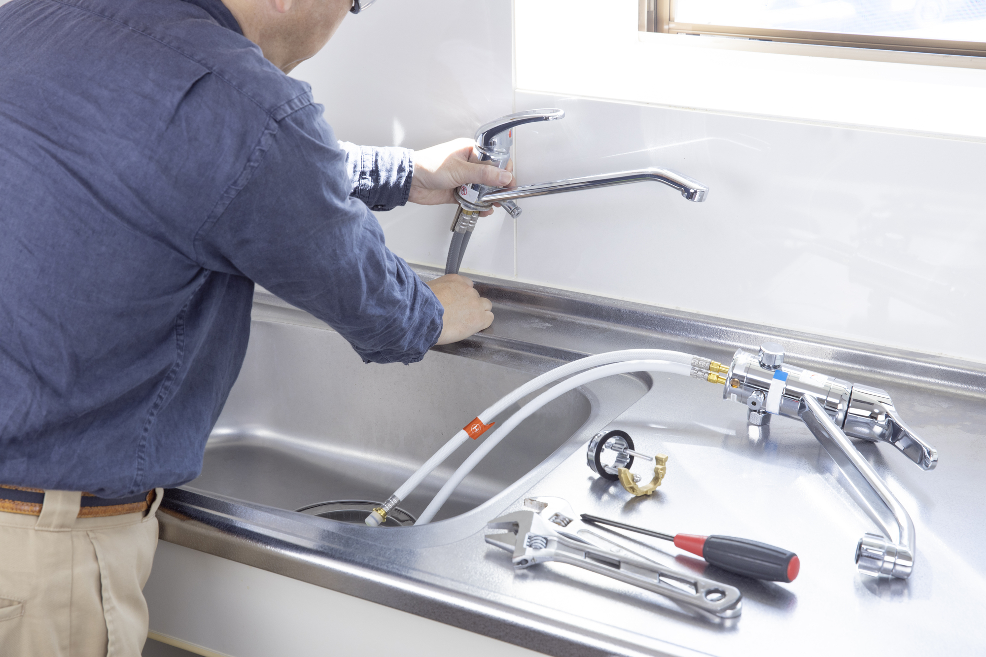 水道修理業者への連絡も1つの手段