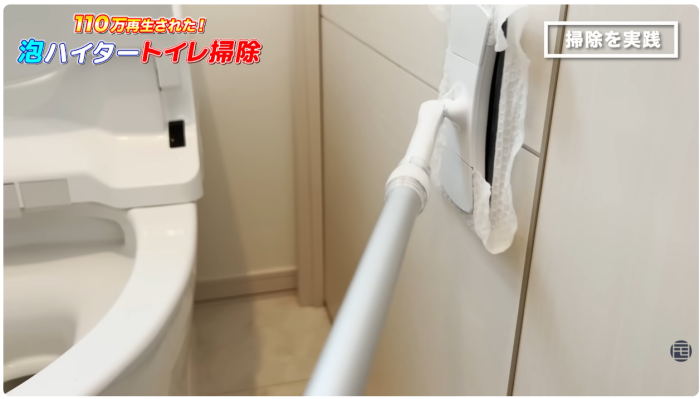 クイックルミニワイパーでトイレの壁を拭く様子