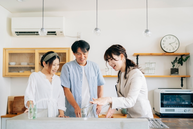 水道の説明を受ける人