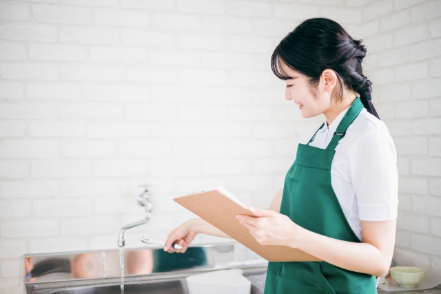 水道のチェックをする女性