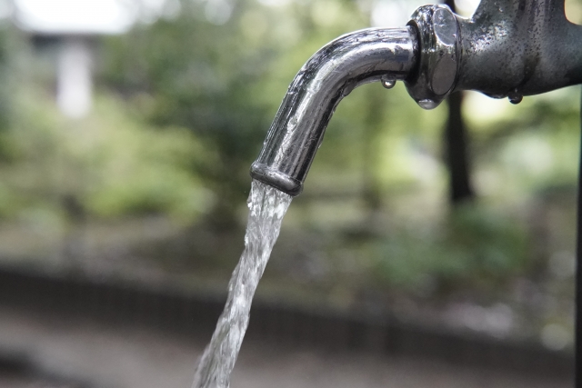 蛇口から出る水