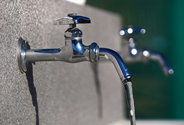 並んでいる蛇口