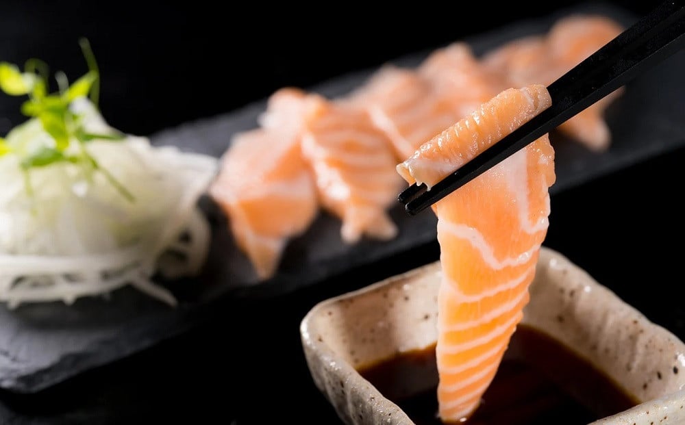 とろける美味しさ!「生食用サーモン切り落とし750g」の特徴