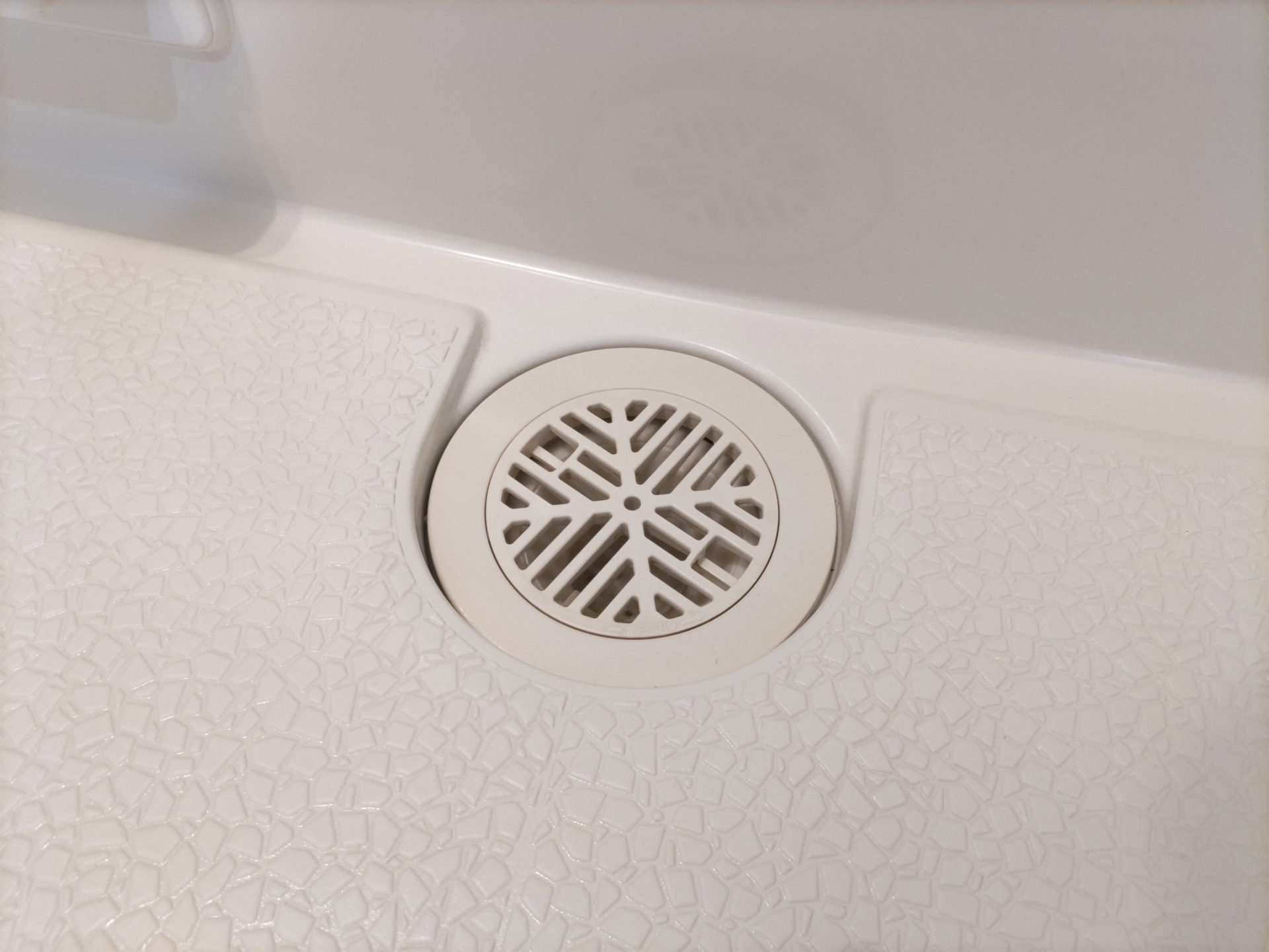 お風呂の生乾きの臭いがする原因である排水溝