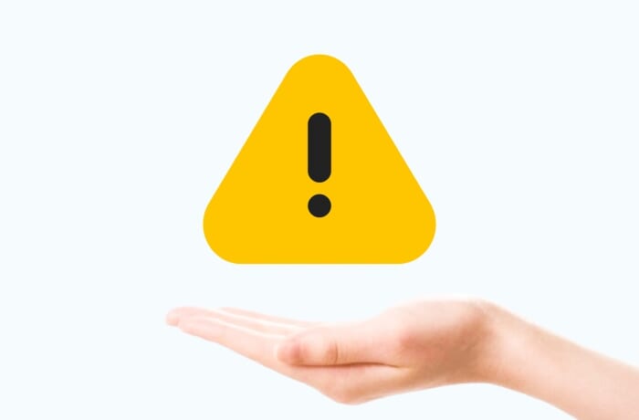 注意マークを持つ手