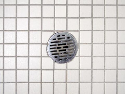 お風呂の排水溝が臭い！？効果的な掃除方法や再発させないコツを解説