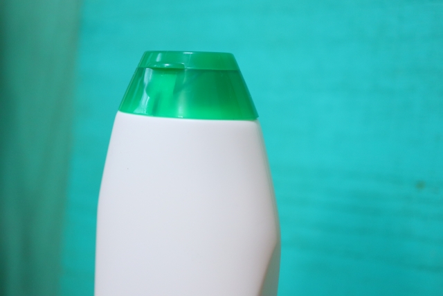 カビキラーで落ちないお風呂床の黒ずみえおクレンザーで落とす